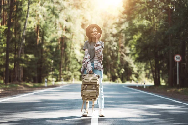 Young Happy Woman Traveling Backpack Wearing Hat Stand Alone Countryroad — Stock Photo, Image