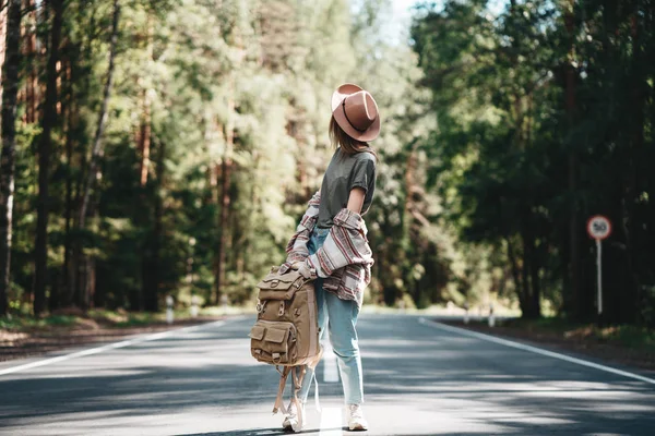 Lonely Traveler Girl Backback Standing Country Road Traveler Girl Walking — Stock Photo, Image