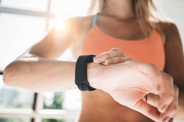 Fitness kadın egzersiz oturum sonra sonuçlarına smartwatch fitness app. sağlıklı yaşam konsepti denetler. Kadın atlet spor tracker bileklik Kol giyiyor