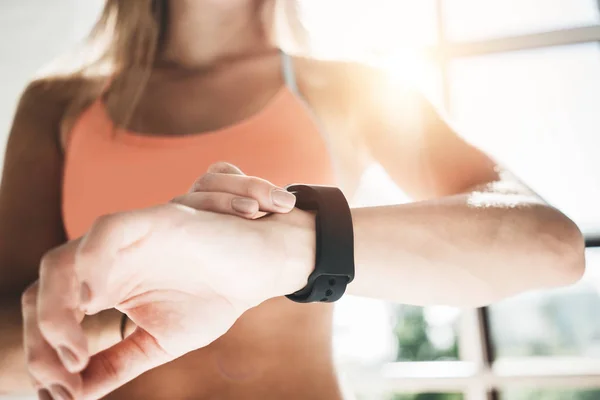 Glad Solbränna Kvinna Använder Smartwatch För Kontrollerar Resultat Fitness App — Stockfoto
