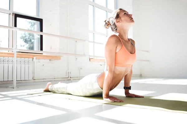 Porträt Einer Fitten Jungen Frau Die Einem Weißen Klassenzimmer Yoga — Stockfoto