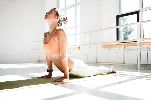 Gebräunte Fitte Frau Die Yoga Weißen Innenraum Praktiziert Athletisch Starke — Stockfoto