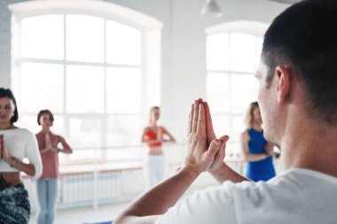 Koç adam grup kadın yoga sınıfındaki eğitiyor. Sağlıklı yaşam konsepti. Fitness Egzersiz