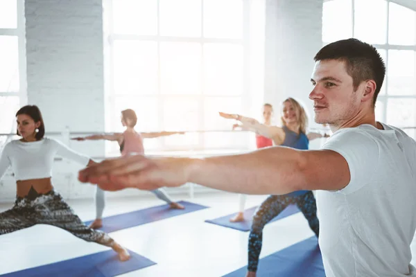 Grupo Hombres Mujeres Calentando Haciendo Entrenamiento Fitness Clase Jóvenes Activos — Foto de Stock