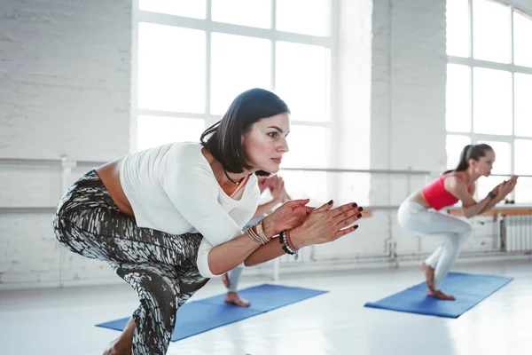 Grupo Jóvenes Mujeres Sanas Haciendo Ejercicio Yoga Juntas Clase Indoor — Foto de Stock