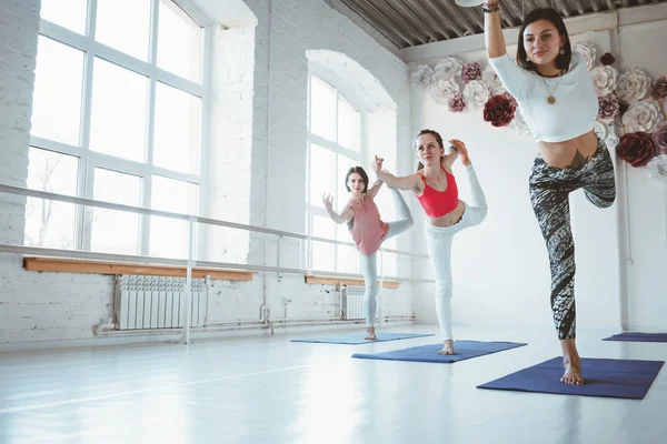 Gruppe Junger Glücklicher Frauen Praktizieren Yoga Innenräumen Gruppentraining Gesunder Lebensstil — Stockfoto