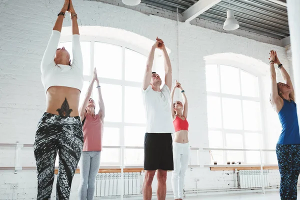 Gruppe Von Yoga Mädchen Praktizieren Gemeinsam Übungen Innenräumen Konzept Eines — Stockfoto