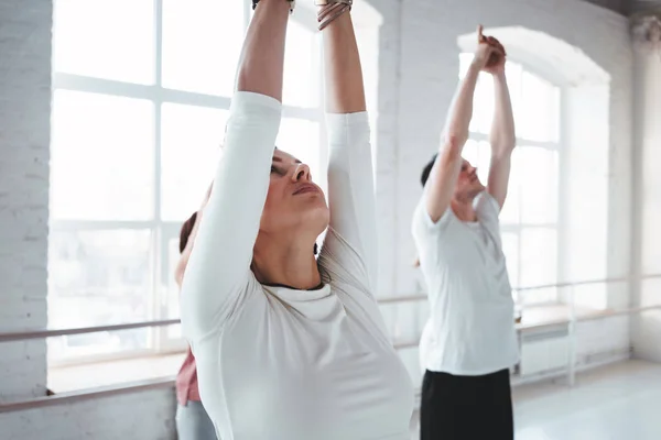 Grupo Personas Haciendo Yoga Posa Clase Temprano Mañana Fitness Mujer — Foto de Stock