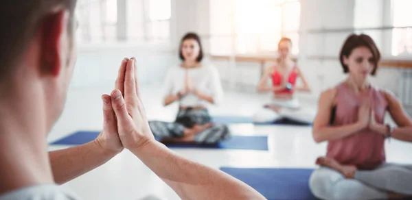 Allenatore Uomo Allena Gruppo Donne Esercizi Yoga Mantenere Assistenza Sanitaria — Foto Stock
