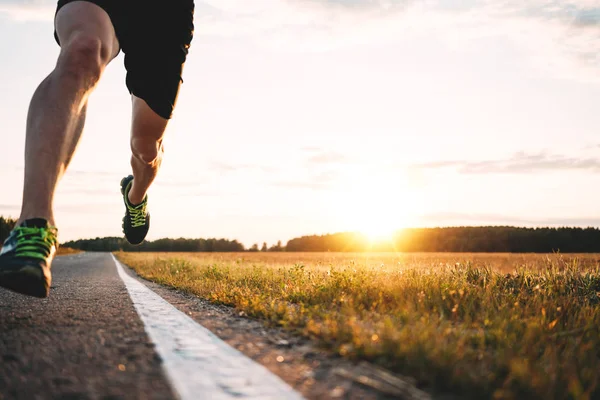 Nogi Szybko Silne Runner Uruchomiona Asfaltowej Drodze Bliska Buty Sportowe — Zdjęcie stockowe