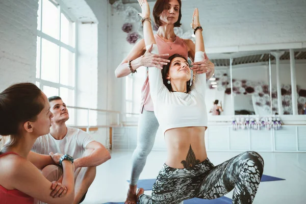 Nahaufnahme Einer Starken Gesunden Frau Die Yoga Auf Einer Fitnessmatte — Stockfoto