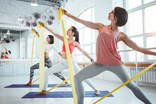 Foto Einer Starken Gesunden Frau Die Yoga Auf Einer Fitnessmatte — Stockfoto