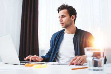 Dizüstü bilgisayarda çalışan ve modern spale office bölümündeki bilgileri okuduktan Yöneticisi yoğunlaşmıştır. Onun resepsiyon ve proje hazırlama işadamı oturur