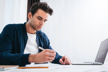 Ekran Laptop alan Office eğilimleri analiz iş adamı. Arkadan görünüş vasıl okul sırası oturan ve istatistiklerini monitör izleme erkek Yöneticisi