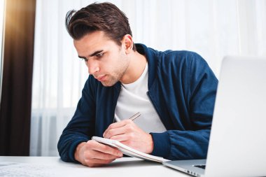 Dizüstü bilgisayarda çalışan ve modern spale office bölümündeki bilgileri okuduktan Yöneticisi yoğunlaşmıştır. İşadamı resepsiyon ve prepearing projesi oturur