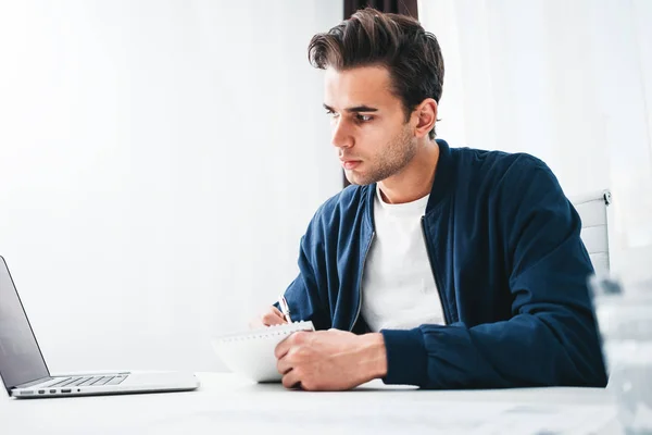 Hombre Barbudo Usando Ordenador Portátil Preparación Del Plan Proyecto Sentado — Foto de Stock