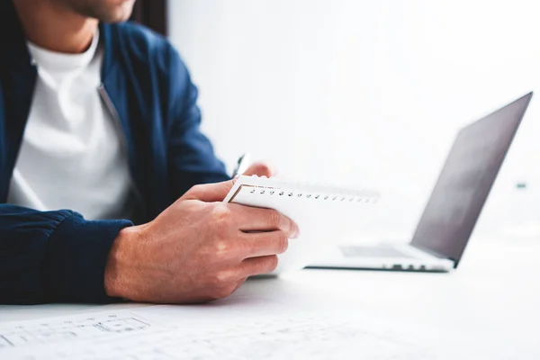 Joven Gerente Trabajo Ordenador Portátil Lectura Información Oficina Espacial Moderna — Foto de Stock