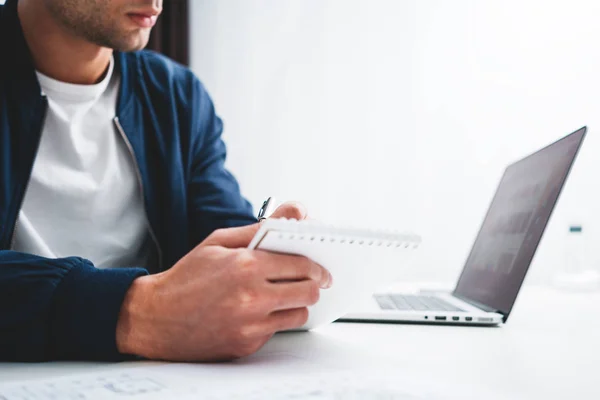 Geconcentreerd Manager Die Laptop Werkt Het Lezen Van Informatie Moderne — Stockfoto