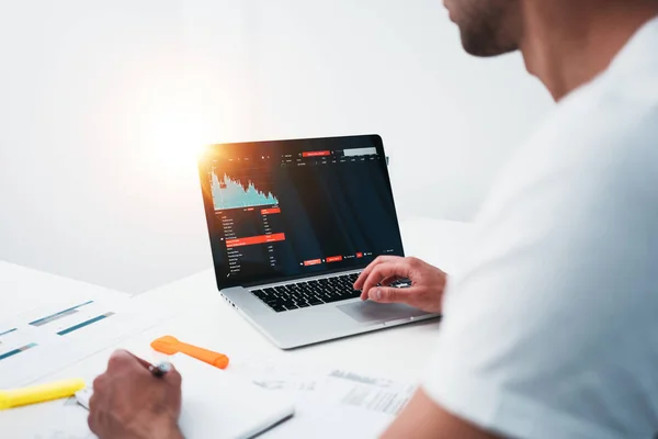 Geschäftsmann Analysiert Trends Auf Dem Bildschirm Laptop Weltraum Büro Rückseite — Stockfoto