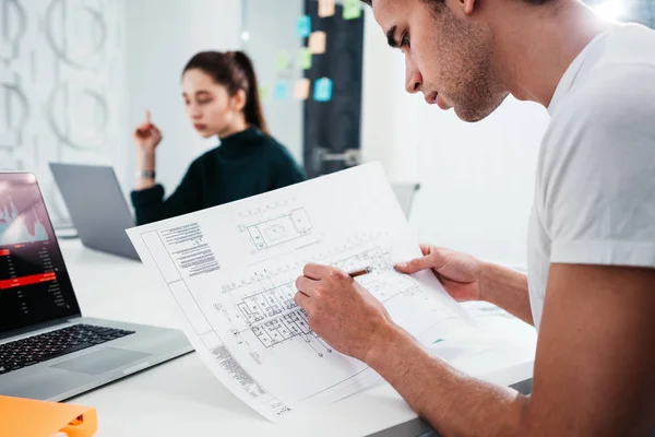 Zespół Architekta Płci Męskiej Żeńskiej Projektanta Biurze Pracy Notebooku Budowanie — Zdjęcie stockowe