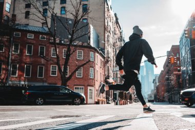 Eğitim ve kent sokaklarında çalışan güçlü adam atlet. Atlet prepearing yeni marathone için senin sokakları. Sağlıklı çalışma kavramı 