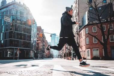 Eğitim ve New York sokaklarında çalışan genç erkek atlet. Kentsel spor kavram. Prepearing maraton, sağlıklı kavramı çalıştırmak 