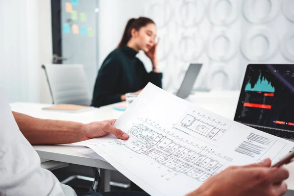 Joven Diseñador Mujer Sentado Oficina Trabajando Cuaderno Grupo Compañeros Trabajo — Foto de Stock