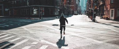 Büyük şehirde sokak çalışan kentsel Erkek atlet. New-York sokaklarda eğitim sporcu. Geniş, yatay