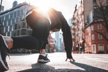 Sporcu adam yayınlanmaya başlar poz kentsel Caddesi üzerinde. Erkek koşucu doğruca New York sokaklarında çalıştırılmaya hazırlanıyor