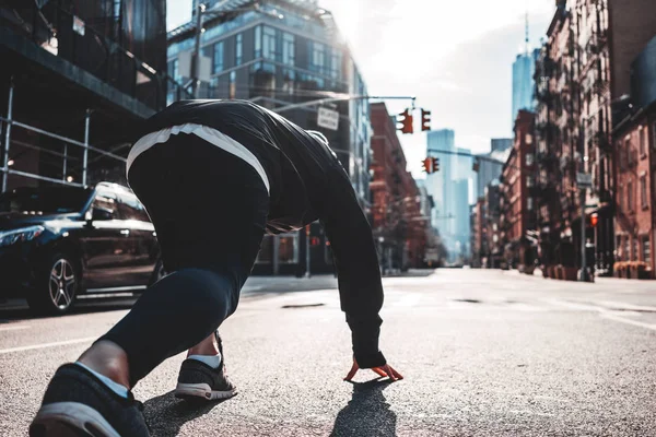 Hombre Atleta Pose Inicio Calle Ciudad Joven Deportista Que Prepara — Foto de Stock