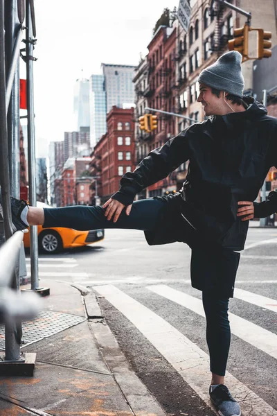 Sportsman Échauffement Étirement Jambe Dans Les Rues Urbaines Athlète Faisant — Photo