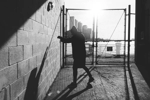 Atleta Masculino Lutando Contra Parede Grande Cidade Urbana Desportista Treinando — Fotografia de Stock