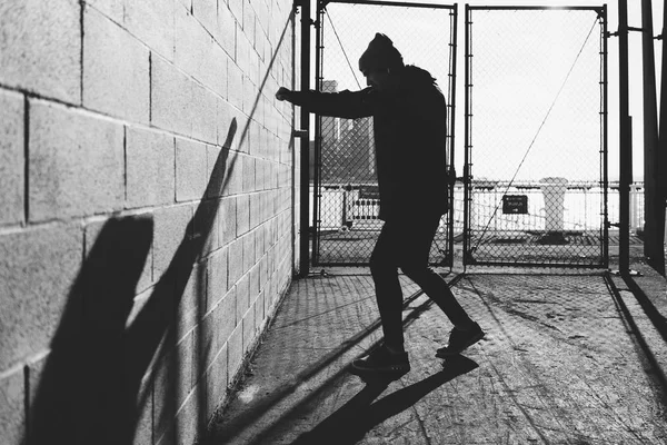 Ein Männlicher Athlet Boxt Einer Urbanen Großstadt Gegen Die Wand — Stockfoto