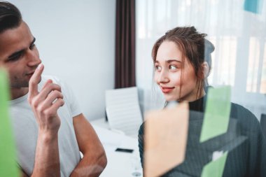 Yeni proje ile tartışan iki coworking Yöneticisi grup posta o notlar yapışkan cam duvar ofiste. İş takım var akıllı studio ve yaratıcılık iş toplantı