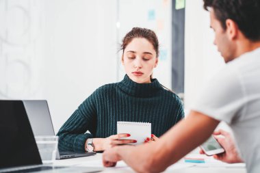 Grup iki coworking yöneticisi Office yeni proje tartışıyor. İş takım var akıllı studio ve yaratıcılık iş toplantı