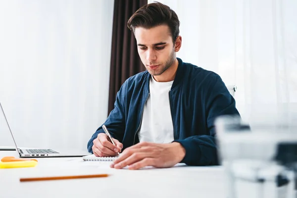 Man Collega Met Behulp Van Kladblok Laptop Zitting Door Tabel — Stockfoto