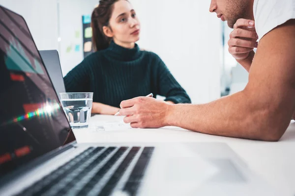 Unge Medarbeidere Som Arbeider Arbeidsplassen Mens Sitter Ved Bordet Analyserer – stockfoto