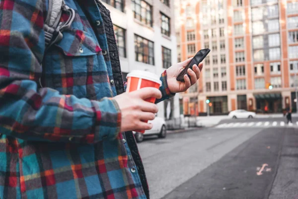 Casual Jonge Man Lopen Stad Straat Greep Kop Warme Koffie — Stockfoto