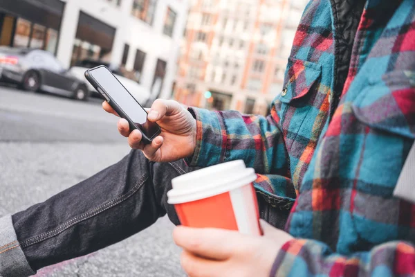 Hipster Man Rust Met Een Kop Warme Koffie Stoep Texting — Stockfoto