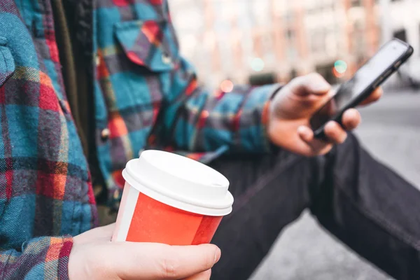 Jonge Man Zittend Stad Straat Greep Kop Warme Koffie Hand — Stockfoto