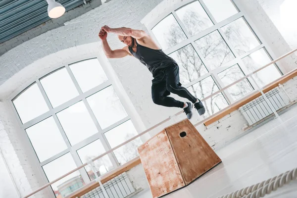 Fitness Männlicher Athlet Beim Kniebeugen Der Sporthalle Starker Mann Bei — Stockfoto