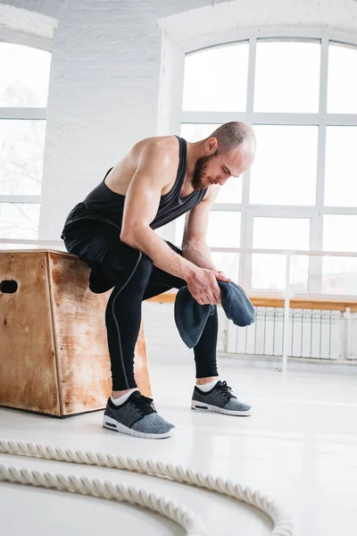 Müder Verschwitzter Muskulöser Mann Sitzt Mit Handtuch Auf Einer Kiste — Stockfoto