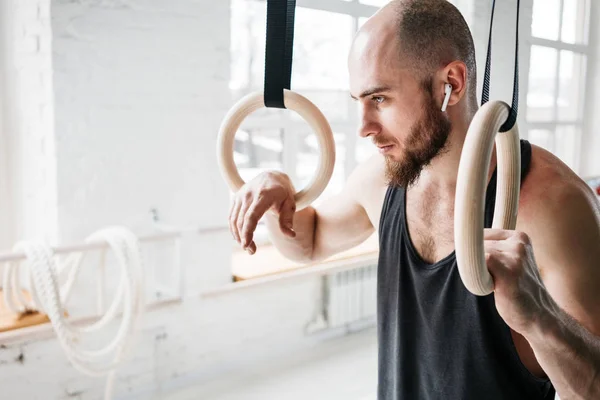 Ein Bärtiger Mann Mit Modernen Kopfhörern Der Einer Leichten Turnhalle — Stockfoto