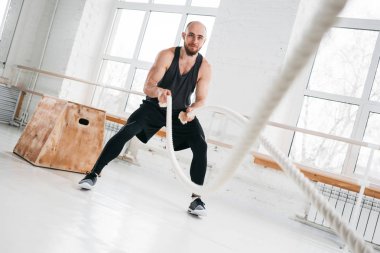 Savaş iplerle hall adlı çalışma dışarı adam uygun. Erkek atlet ile eğitim fitness kulübünde ipleri 