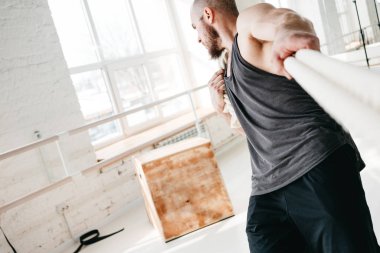 Professional ile savaş ipler hall adlı çalışma dışarı adam uygun. Erkek atlet ile eğitim fitness kulübünde ipleri 