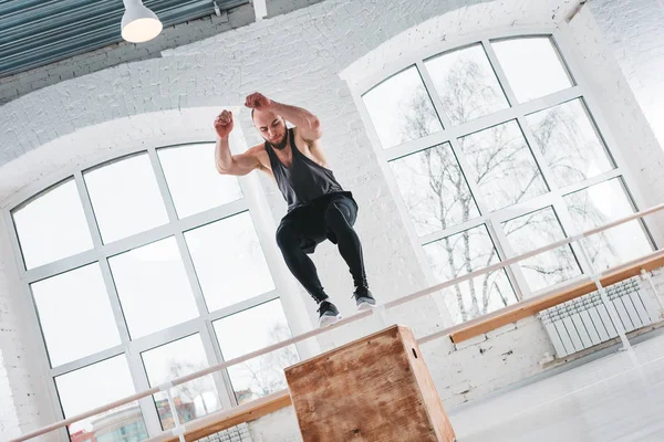 Forte Homem Fitness Fazendo Exercícios Salto Caixa Ginásio Apto Atleta — Fotografia de Stock