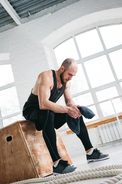 Ein Fitter Mann Ruht Sich Nach Hartem Crosstraining Fitnessstudio Aus — Stockfoto