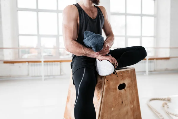 Schweißtreibender Fitter Mann Sitzt Nach Intensivem Cross Training Auf Einer — Stockfoto