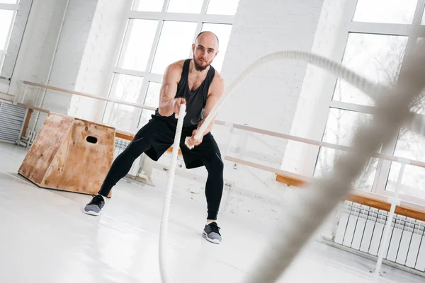 Dynamoboot Des Krafttrainings Mit Kampfseilen Der Leichten Turnhalle Muskelsportler Macht — Stockfoto