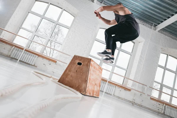 Der Bärtige Sportler Springt Der Sporthalle Über Eine Holzkiste Fitter — Stockfoto